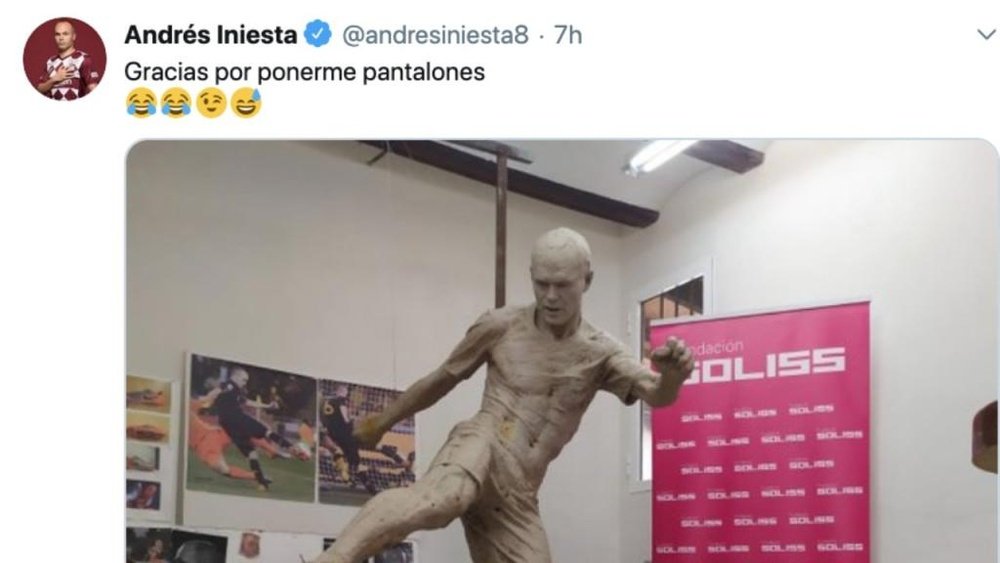 La estatua ya tiene pantalones. Captura/Twitter/andresiniesta8