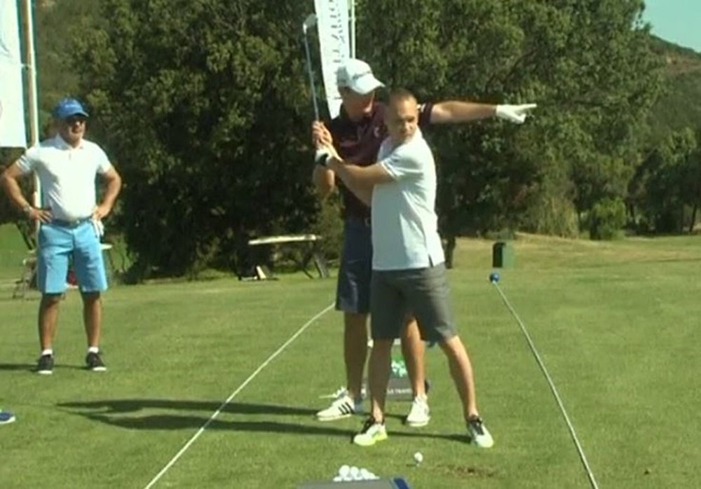 Andrés Iniesta practica al golf junto a Justin Rose. Sportyou