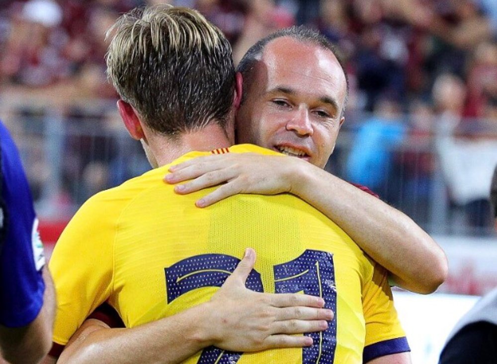 La passation de pouvoirs entre Iniesta et De Jong. Twitter/LaLiga