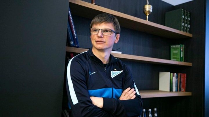 El cambio de Arshavin que nadie esperaba: ¡ahora es Bill Gates!
