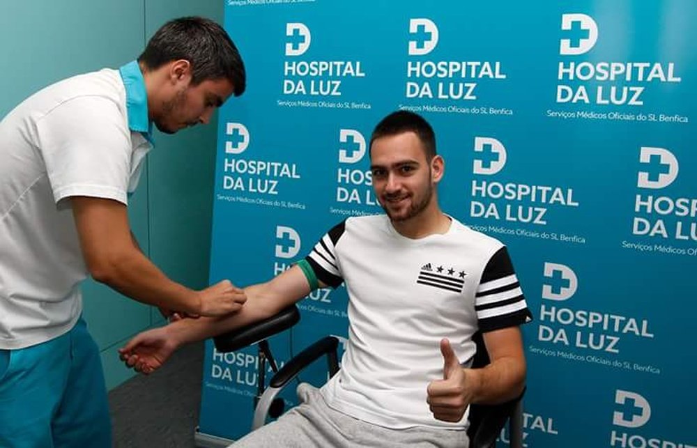 Andrija Zivkovic, pasando reconocimiento médico con el Benfica. SLBenfica