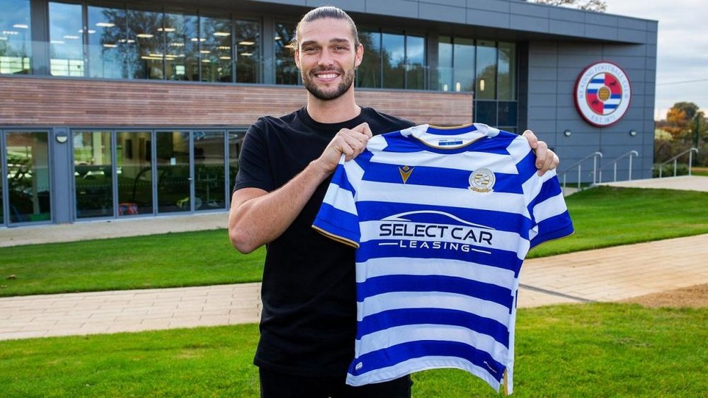 Andy Carroll posó con la camiseta del Reading FC. Twitter/ReadingFC