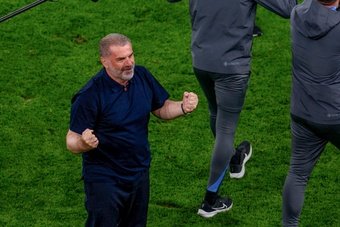 Postecoglou has lifted trophies in Australia, Japan, Scotland, and now in England. EFE