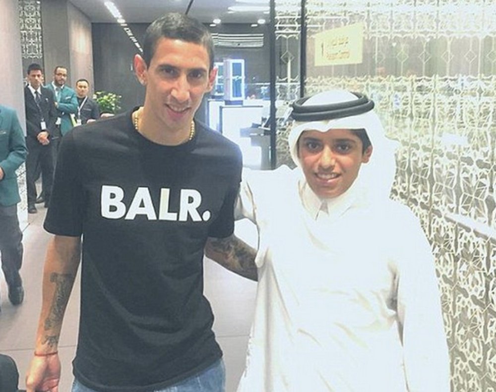 Ángel Di María posa a su llegada a Doha. Twitter