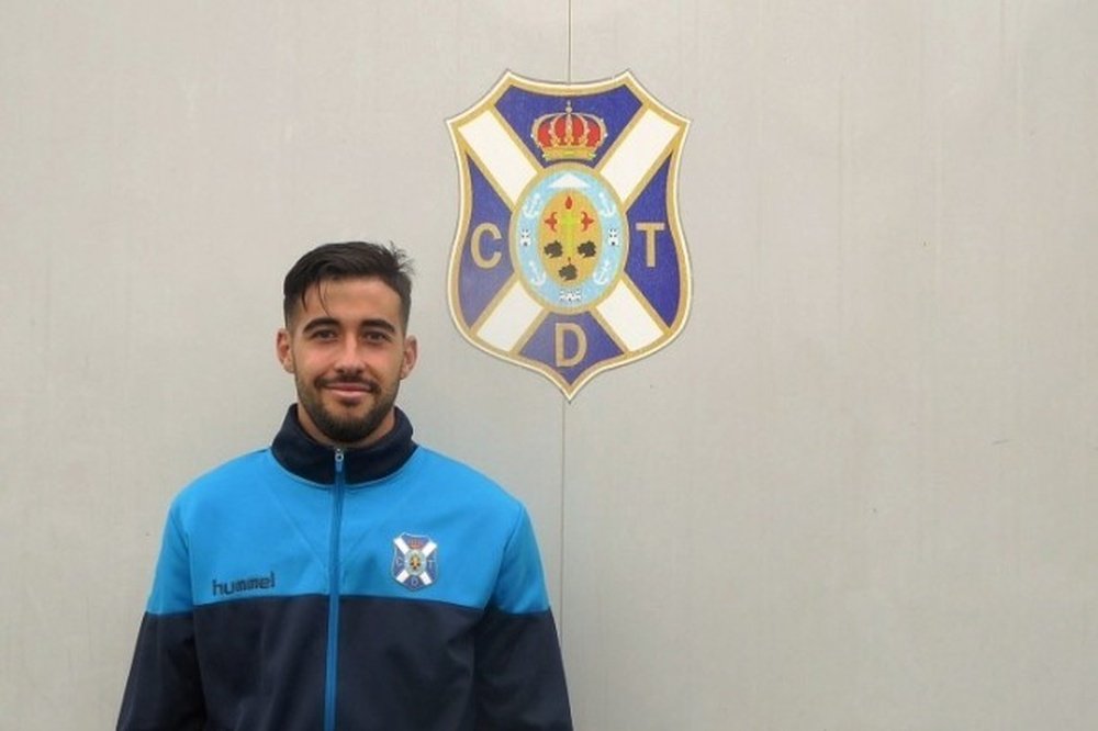El meta ha firmado un nuevo contrato con el Tenerife. ClubDeportivoTenerife