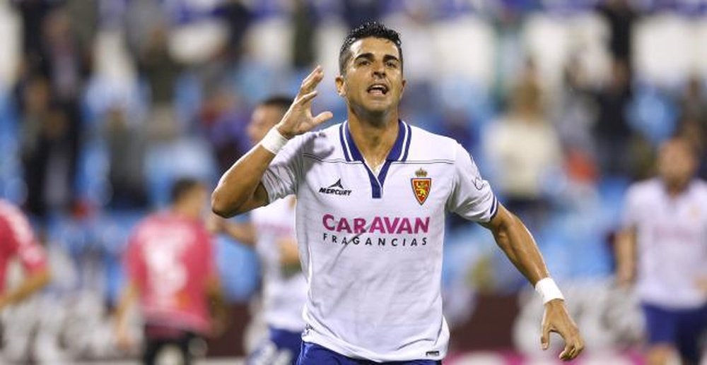 Ángel Rodríguez, delantero del Zaragoza, celebra un gol en un partido anterior. Twitter