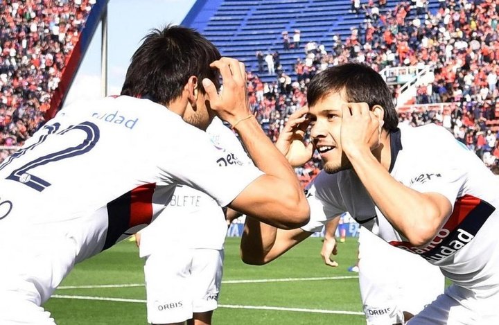 Ángel Romero recebe passe do irmão e marca seu primeiro pelo San Lorenzo