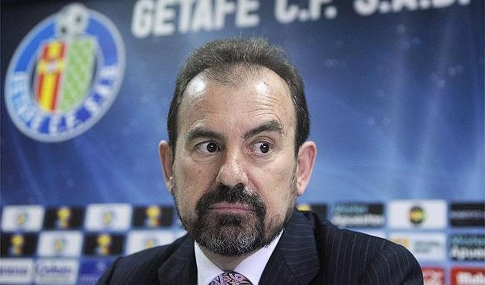 El presidente del Getafe calienta el partido ante el Tenerife. EFE