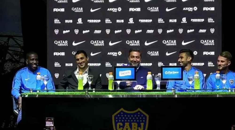 Angelici y Burdisso presidieron la presentación de las nuevas incorporaciones. Captura/FOXSports