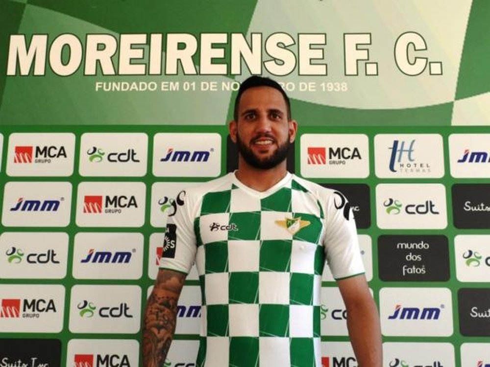 Ângelo Neto posa con la camiseta del Moreirense, que jugará esta temporada en la Primera División de Portugal. MoreirenseFC