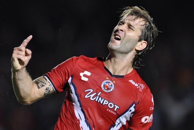 Anibal Zurdo disputa un partido con Veracruz. Twitter
