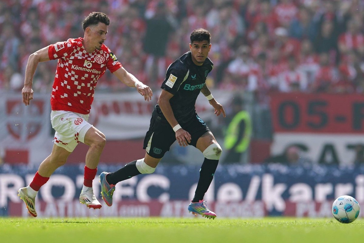 Hincapie becomes the latest top addition to Mikel Arteta's squad. EFE