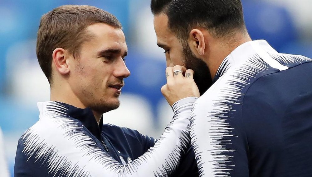 Griezmann touche la moustache de Rami. EFE