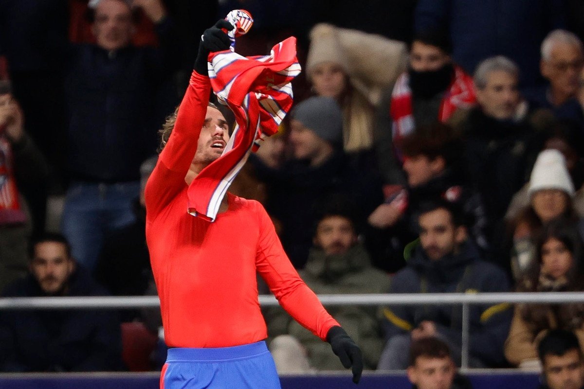 Antoine Griezmann sienta al Atlético de Madrid en la mesa por la Liga. EFE