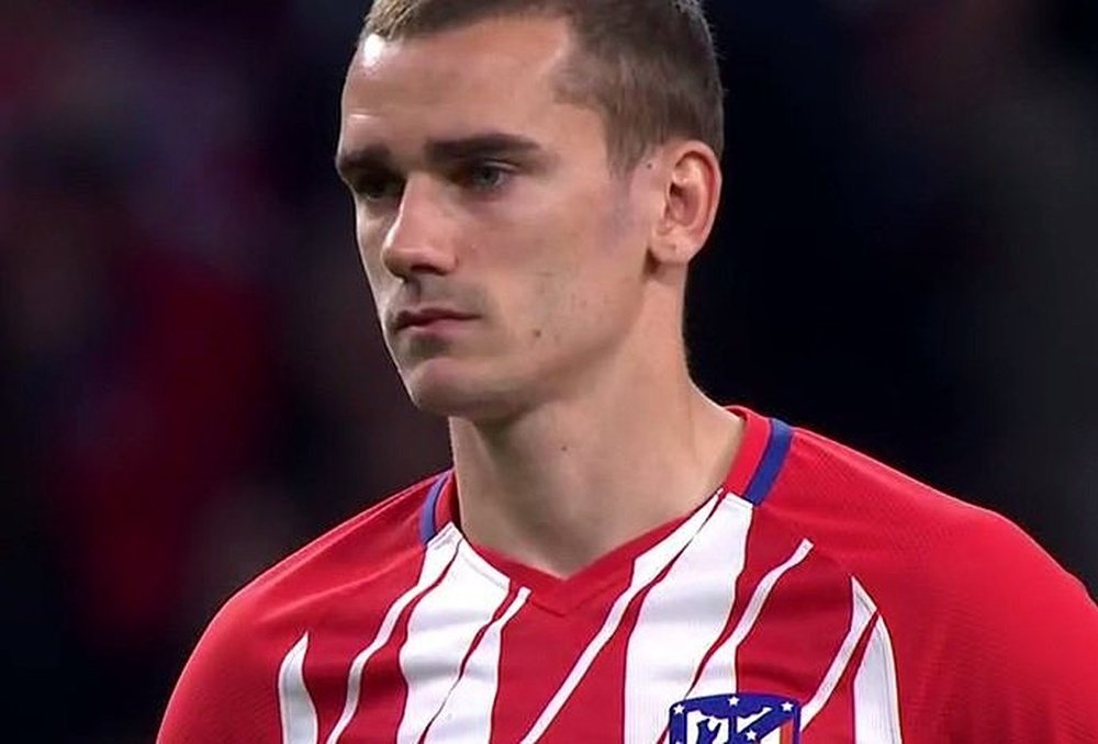 Griezmann looked shaken by the injury. Twitter