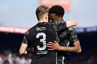 L'Ajax recupera terreno e torna in corsa per un posto in Europa, dopo aver battuto 1-3 il PEC Zwolle con Chuba Akpon protagonista.