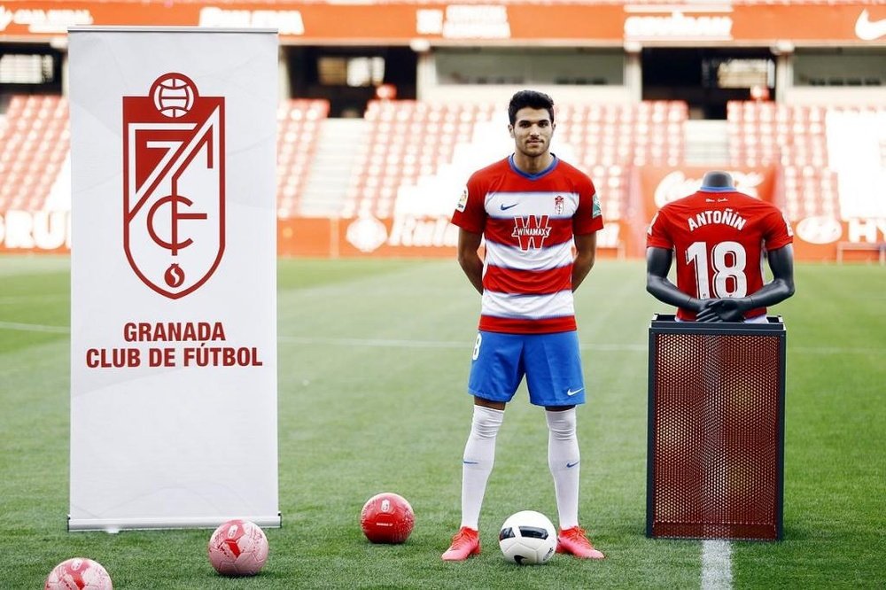 Antoñín, presentado como nuevo jugador del Granada. Twitter/GranadaCdeF