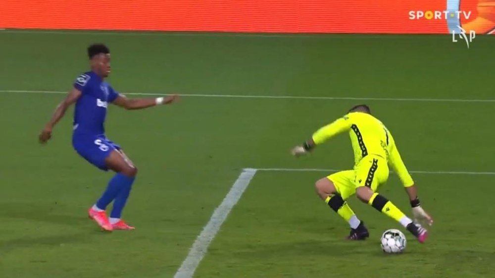 Adán le regaló el 0-2 al Belenenses. Captura/SportTV