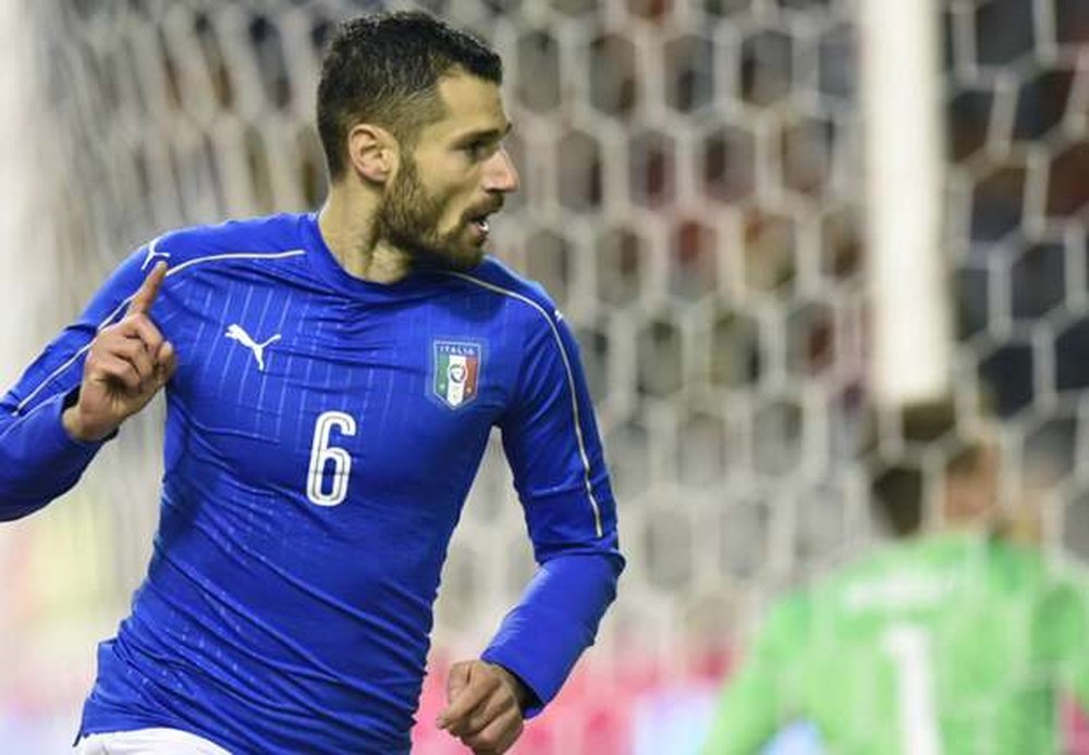 Candreva tiene muchas 'novias'. AFP