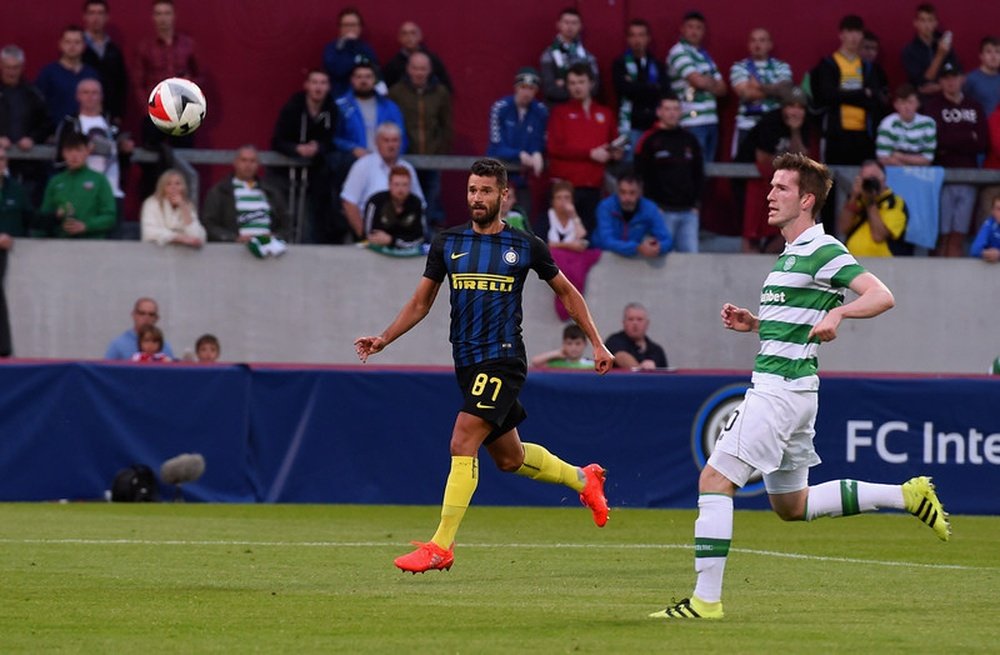 Antonio Candreva observa el balón colarse en la portería de Fasan, en su primer partido con el Inter, ante el Celtic. Inter