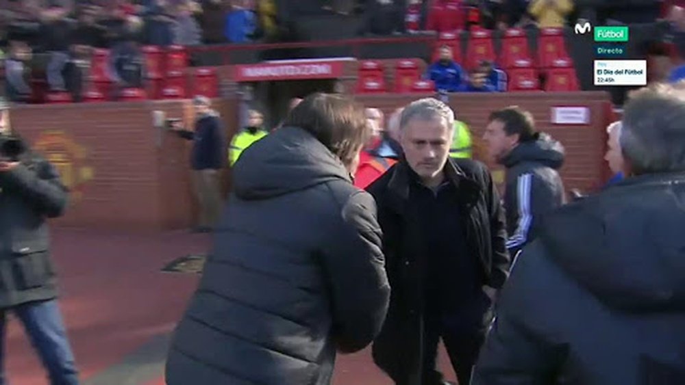 Frío saludo de los técnicos. Captura/Movistar