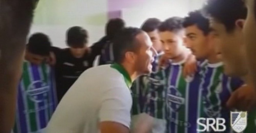 Antonio Fernández, durante la espectacular charla a sus juveniles del San Roque Balompie. Youtube