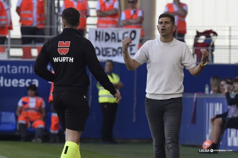 Este sábado, la SD Huesca y Antonio Hidalgo han confirmado en una rueda de prensa conjunta la salida del técnico al final de la presente temporada. Los altoaragoneses cierran el curso en El Alcoraz frente al Eldense.