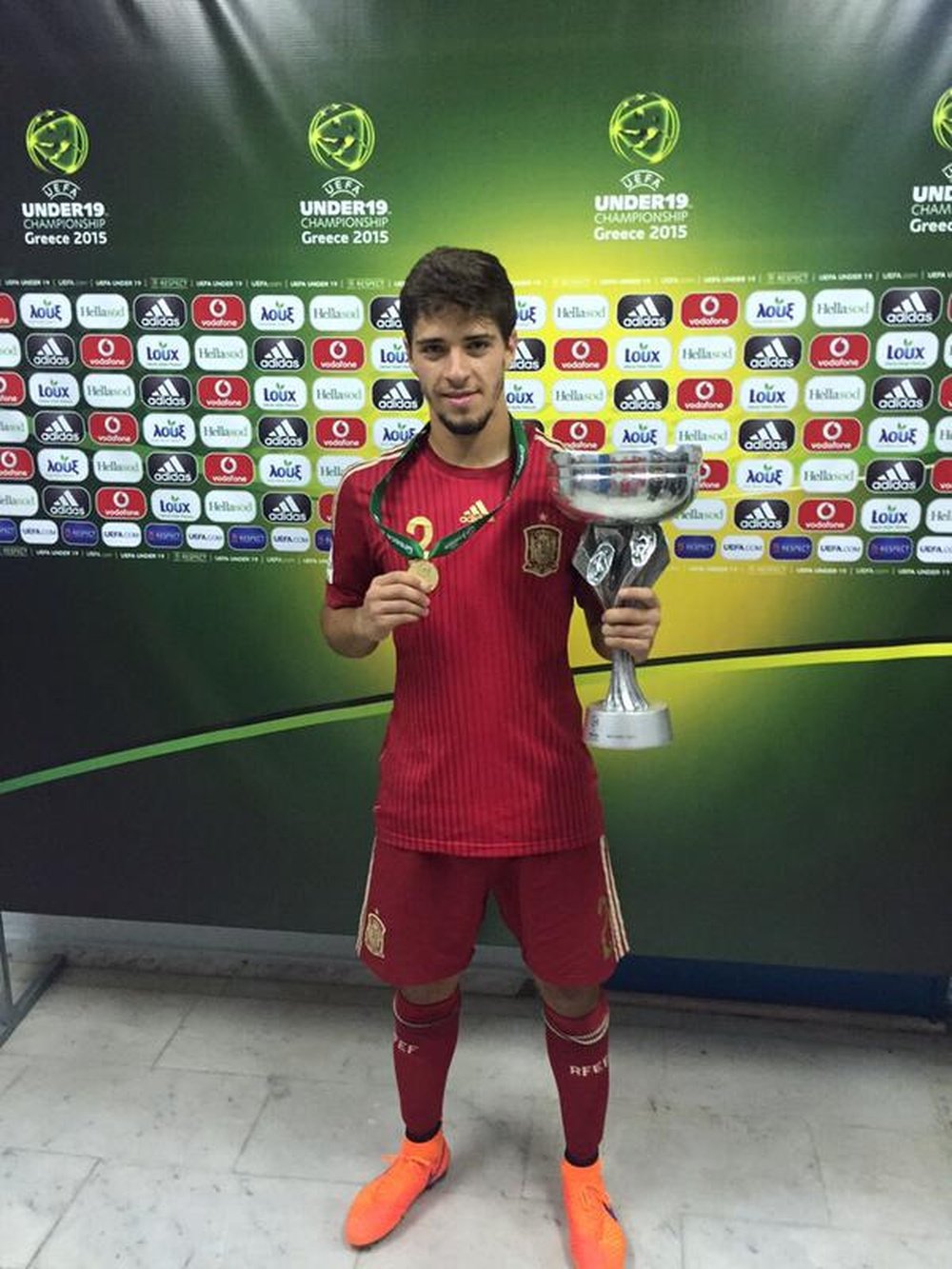 Antonio Martín con el trofeo y la medalla de campeón de Europa Sub 19. Twitter.
