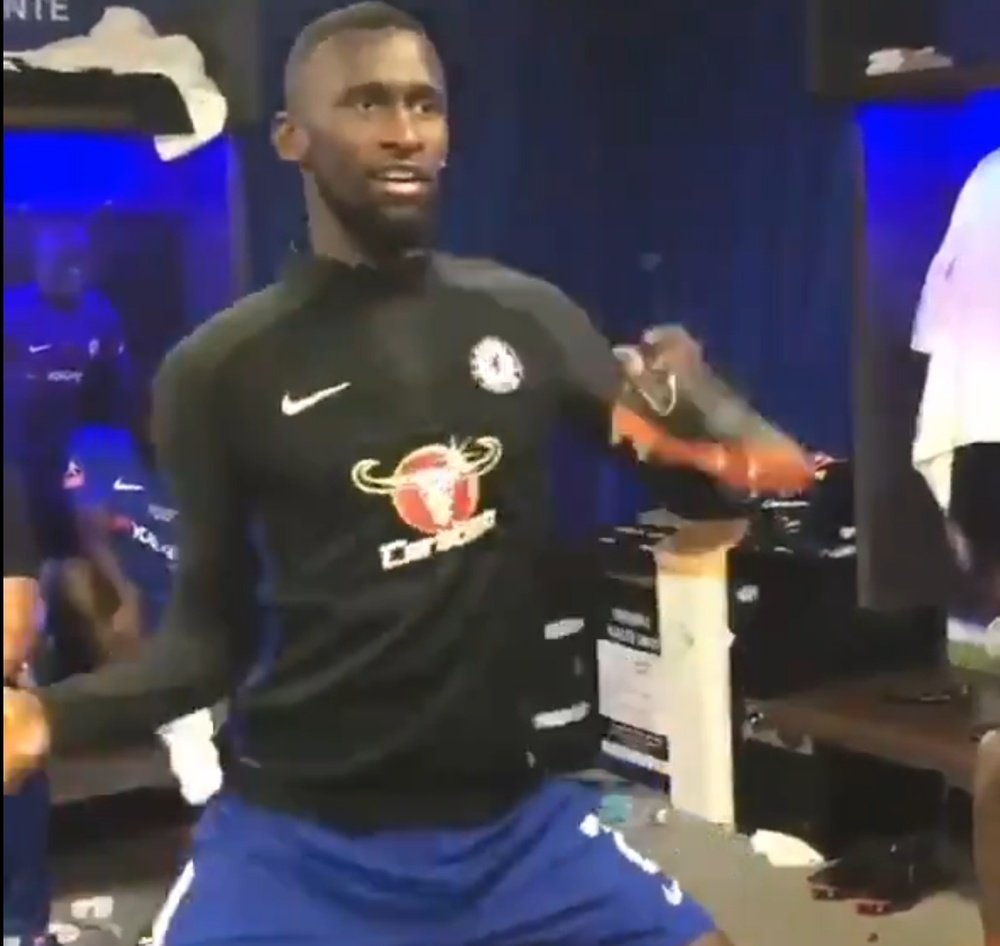 Rudiger celebrated with some dancing in the dressing room. Captura/ChelseaFC