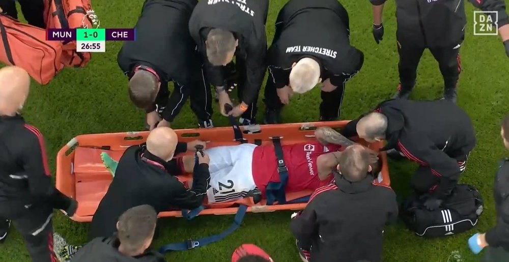 Antony, en camilla y entre lágrimas a 9 días de la final de la FA Cup. Captura/DAZN