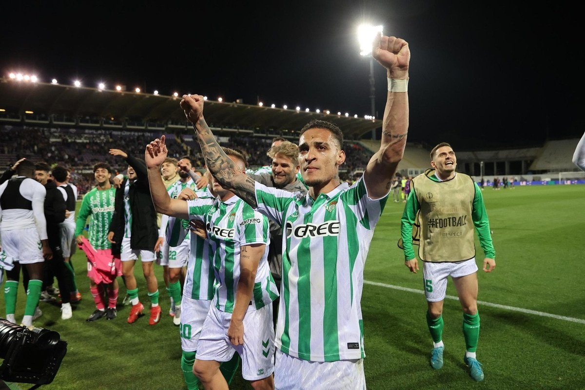 Antony se despidió de la afición del Betis. EFE