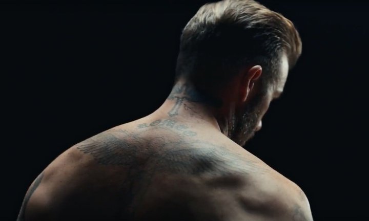 Beckham mostra suas tatuagens por uma boa causa