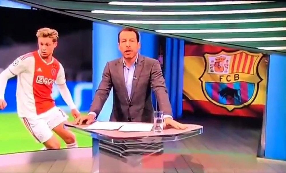 La televisión holandesa se equivocó con el escudo del Barça. Captura/NOS