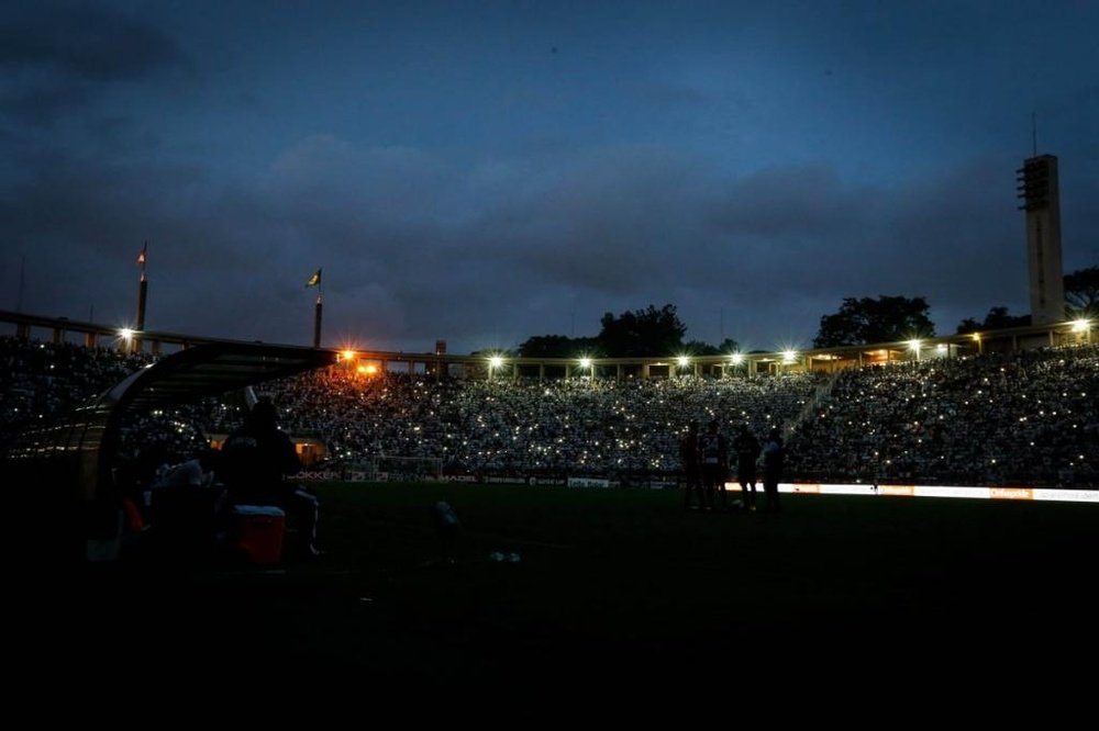 Santos-Corinthians estuvo 45 minutos detenido por falta de luz. Twitter