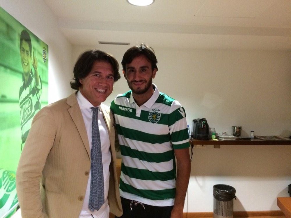 Aquilani, en la firma del contrato que le vincula con el Sporting de Lisboa. Twitter