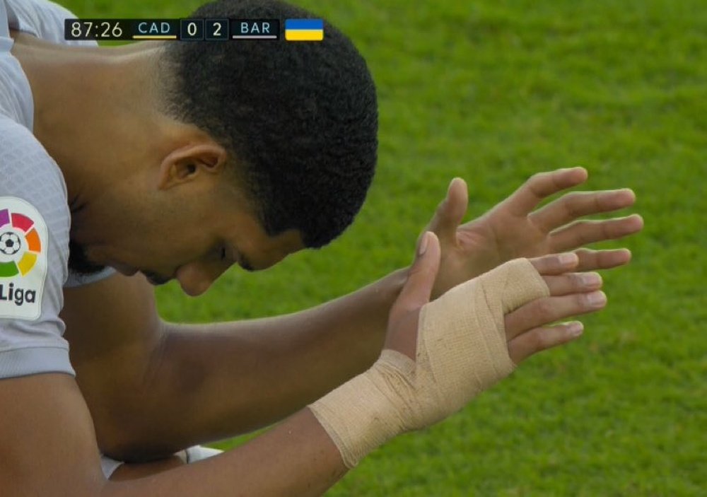 Araujo praying for the fan affected went viral. Screenshot/MovistarLaLiga