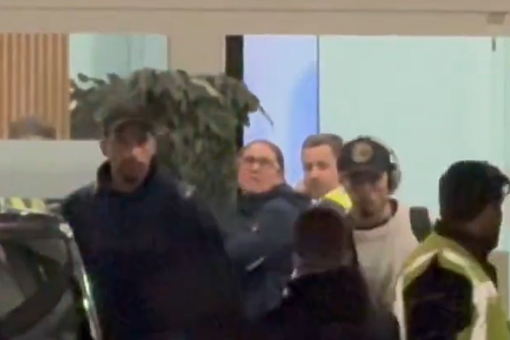 Araujo y Raphinha llegaron a Barcelona tras un largo viaje. Captura/Sport