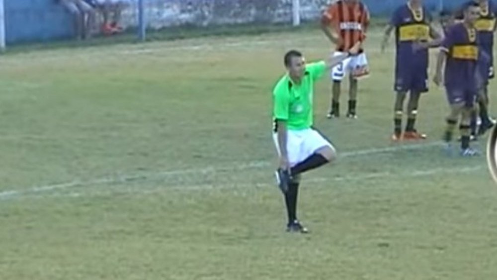 El árbitro llegó a caerse. Youtube