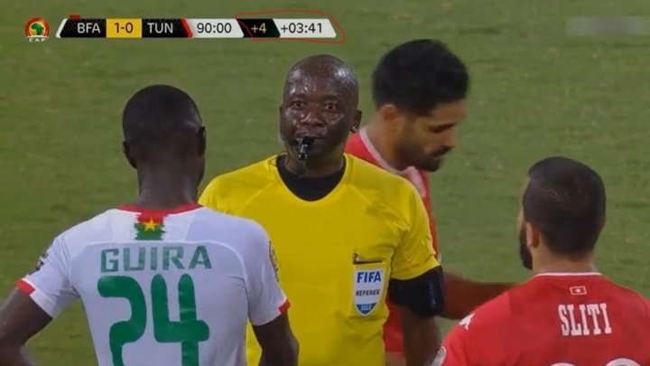 El árbitro del Burkina Faso-Túnez pitó el final antes de tiempo