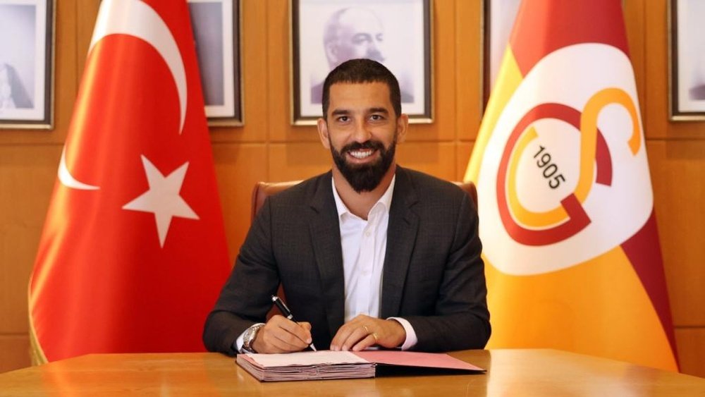 Arda Turan vuelve a firmar por el Galatasaray. GalatasaraySK