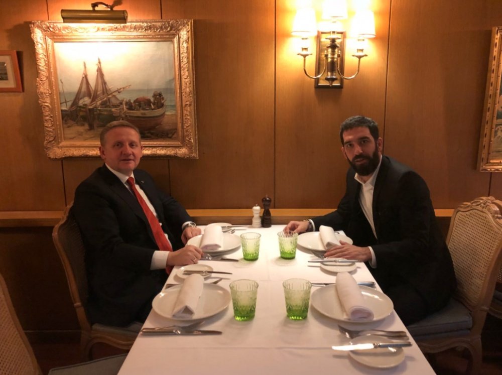 Arda Turan s'est entretenu avec le président de l'Istanbul Basaksehir. Basaksehir
