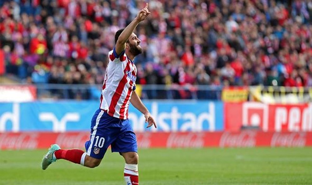 Arda Turán celebra un gol con el Atlético de Madrid en el Calderón. ClubAtléticoDeMadrid
