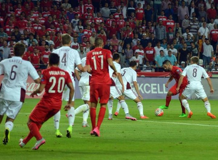 Turquía 1-1 Letonia. Sabala acalla al respetable turco cuando ya celebraba la victoria