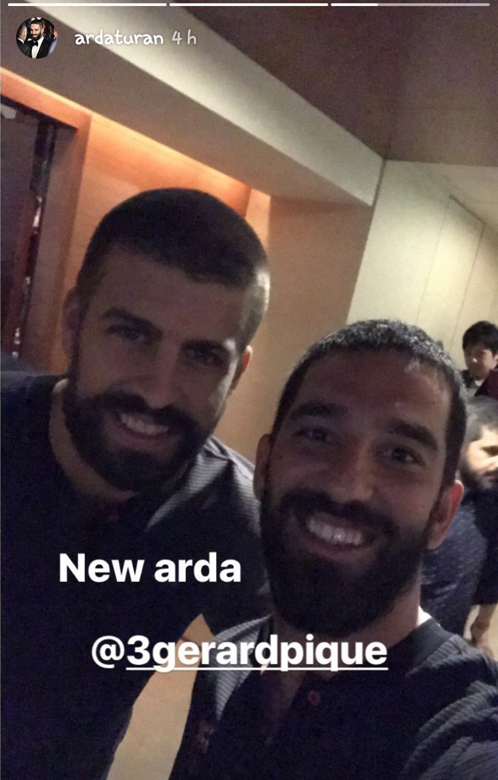 Arda Turan bromeó sobre su parecido con Piqué. Instagram