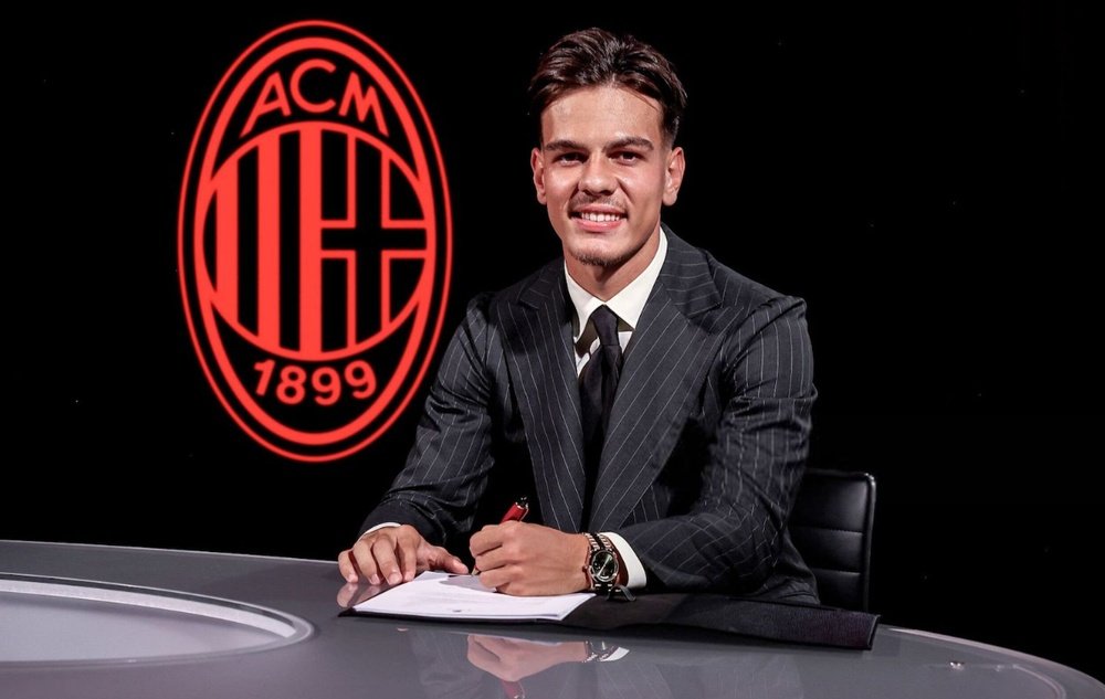 Ardon Jashari firma il suo nuovo contratto con il Milan. ACMilan