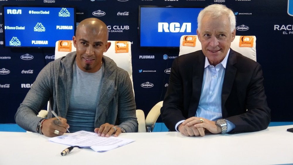 Arévalo Ríos firmó su contrato con Racing de Avellaneda. RacingClub