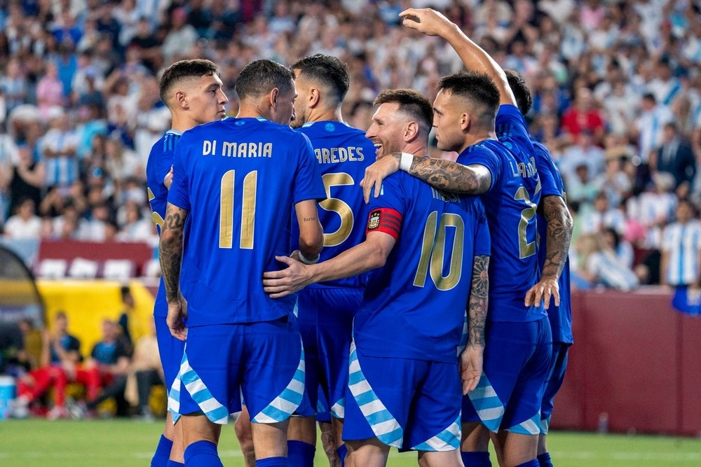 Messi y Di María lideran la lista de Argentina para la Copa América. EFE
