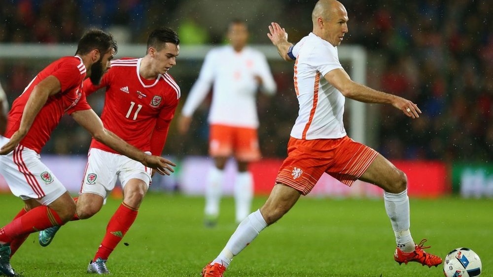 Arjen Robben deja atrás a dos rivales galeses en el último partido amistoso de Holanda. Twitter
