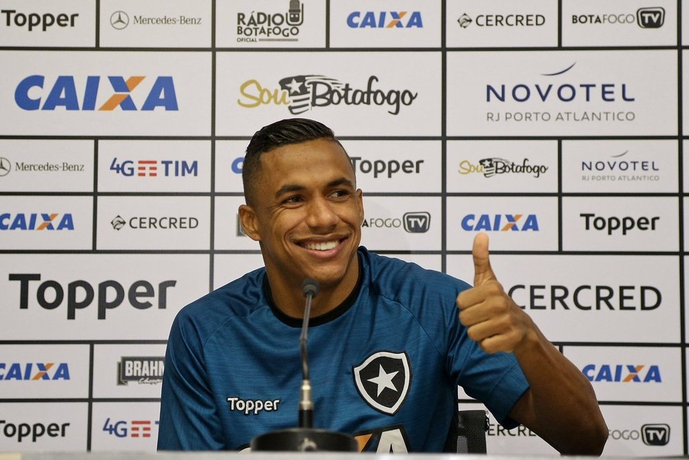 El lateral derecho quiere renovar su compromiso con la entidad brasileña. BotafogoFR