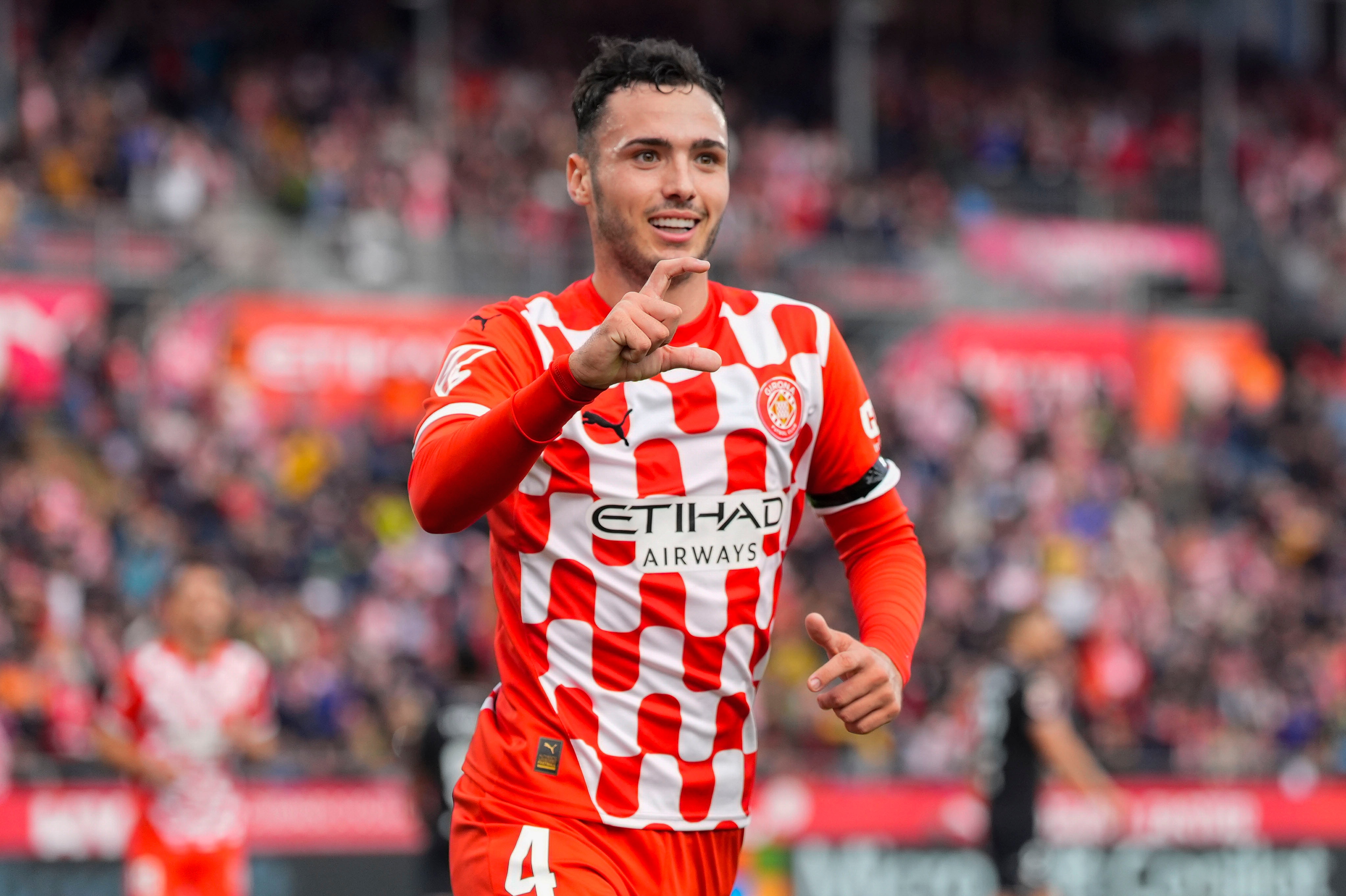 O lateral-direito do Girona, Arnau Martínez, há muito associado a uma transferência para os Gunners, permaneceu neste verão, mas relatos sugerem que o interesse está crescendo em outros lugares.